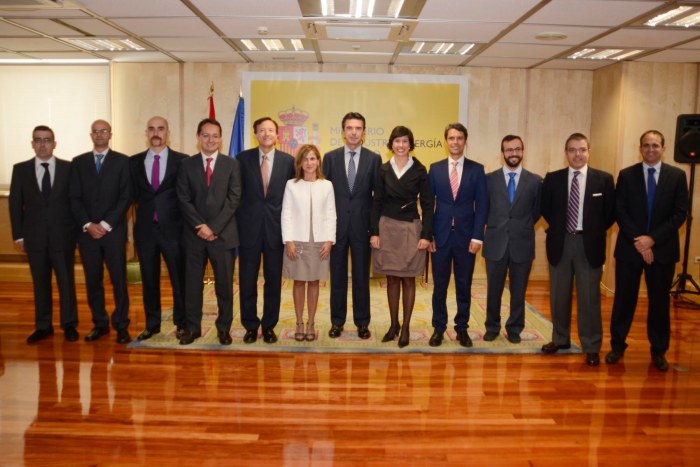 FOTO MINISTRO NUEVOS INGENIEROS 2015