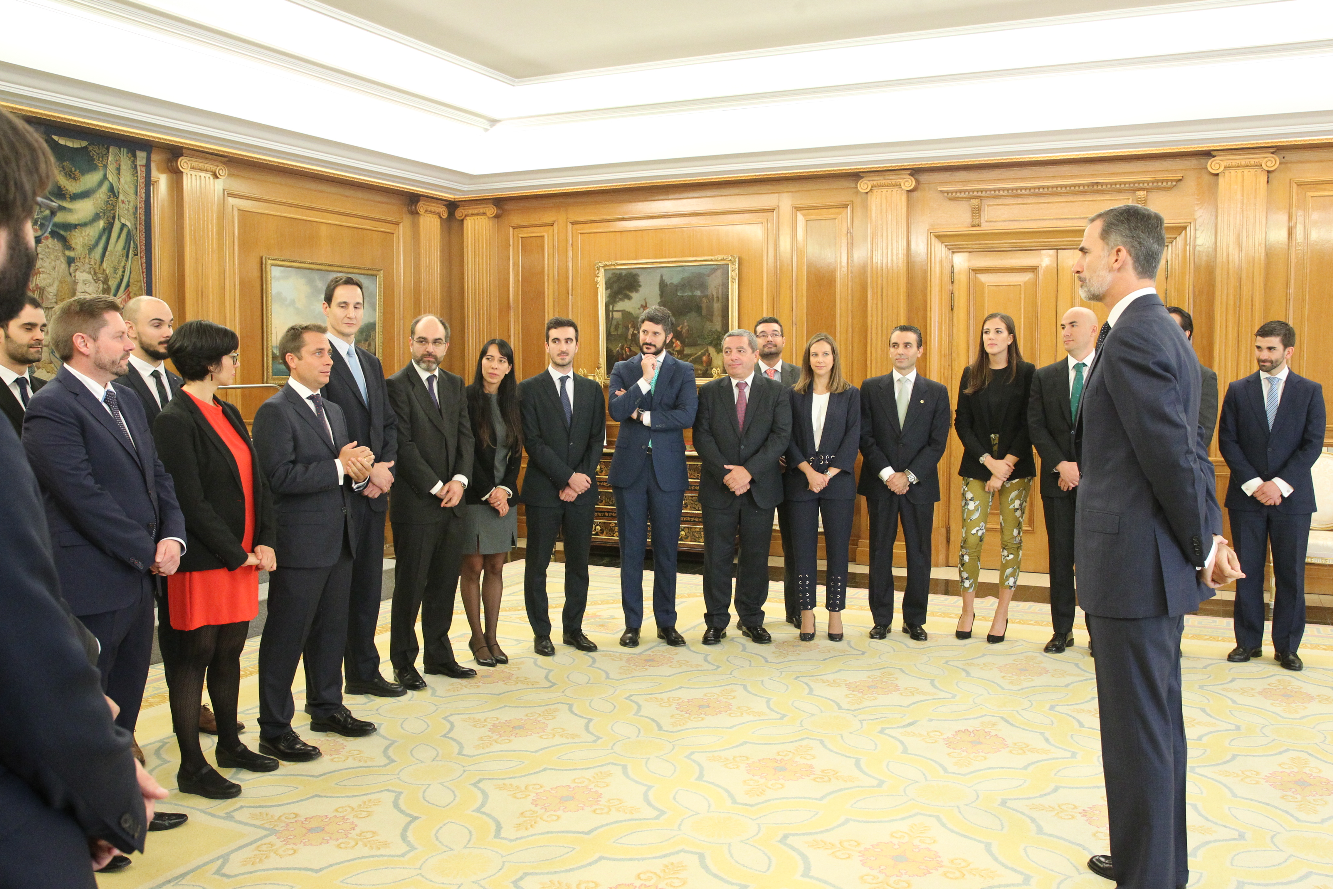 Recepción de S.M. el Rey de España y entrega de títulos a la última promoción de Ingenieros Industriales del Estado, correspondiente a la OEP del año 2015 circulo