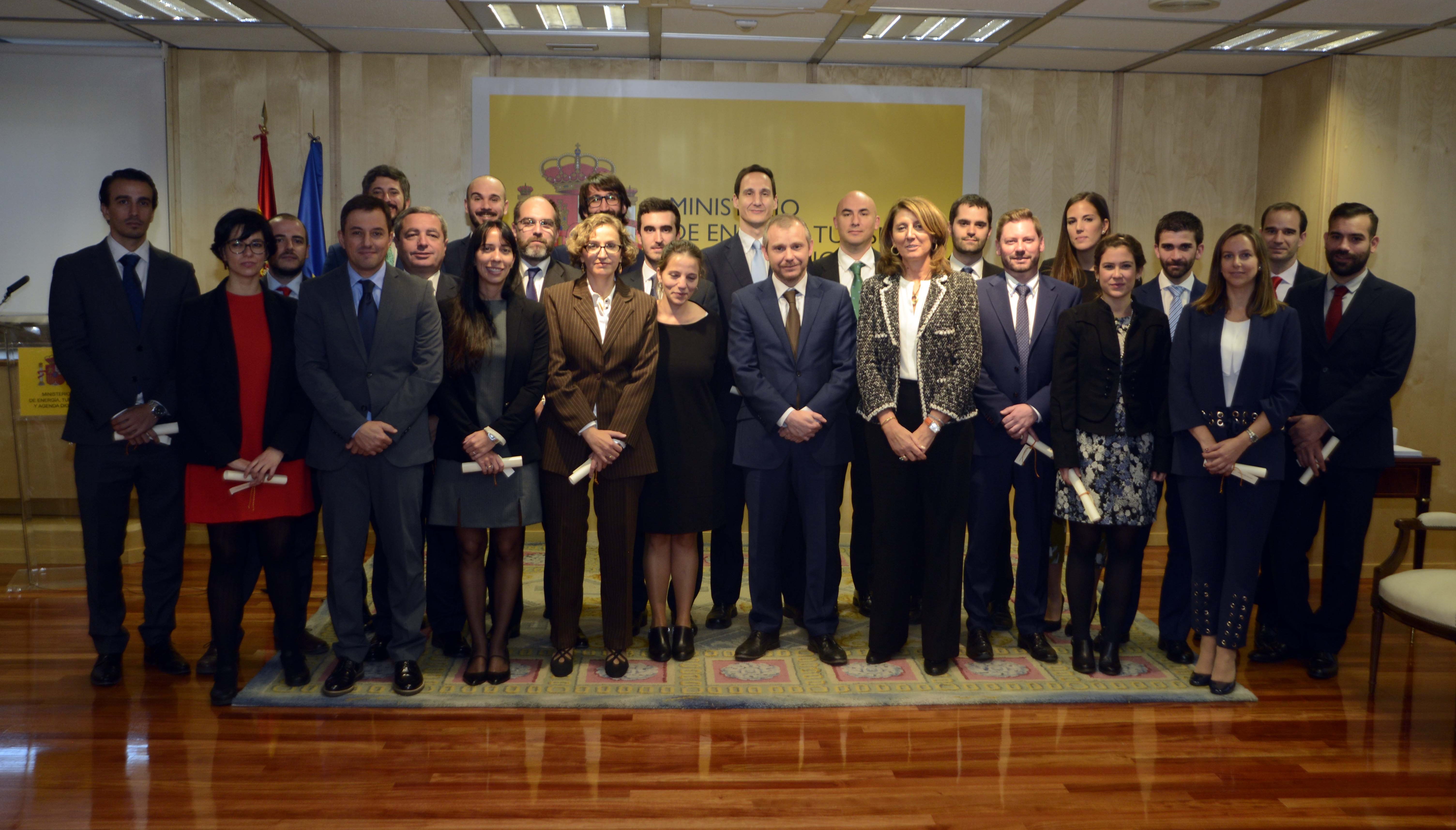 Recepción de S.M. el Rey de España y entrega de títulos a la última promoción de Ingenieros Industriales del Estado, correspondiente a la OEP del año 2015 entrega diplomas