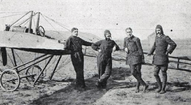 Los Ingenieros Industriales Manuel Menéndez Valdés, Antonio Grancha Baixauli, Mariano de las Peñas Mesqui y Julio Adaro Terradillos durante su formación aeronáutica en Francia como pensionados del Ministerio de Fomento. Ingenieros Industriales pioneros de la aviación española. Fuente: «Cuadernos de Historia Aeronáutica»