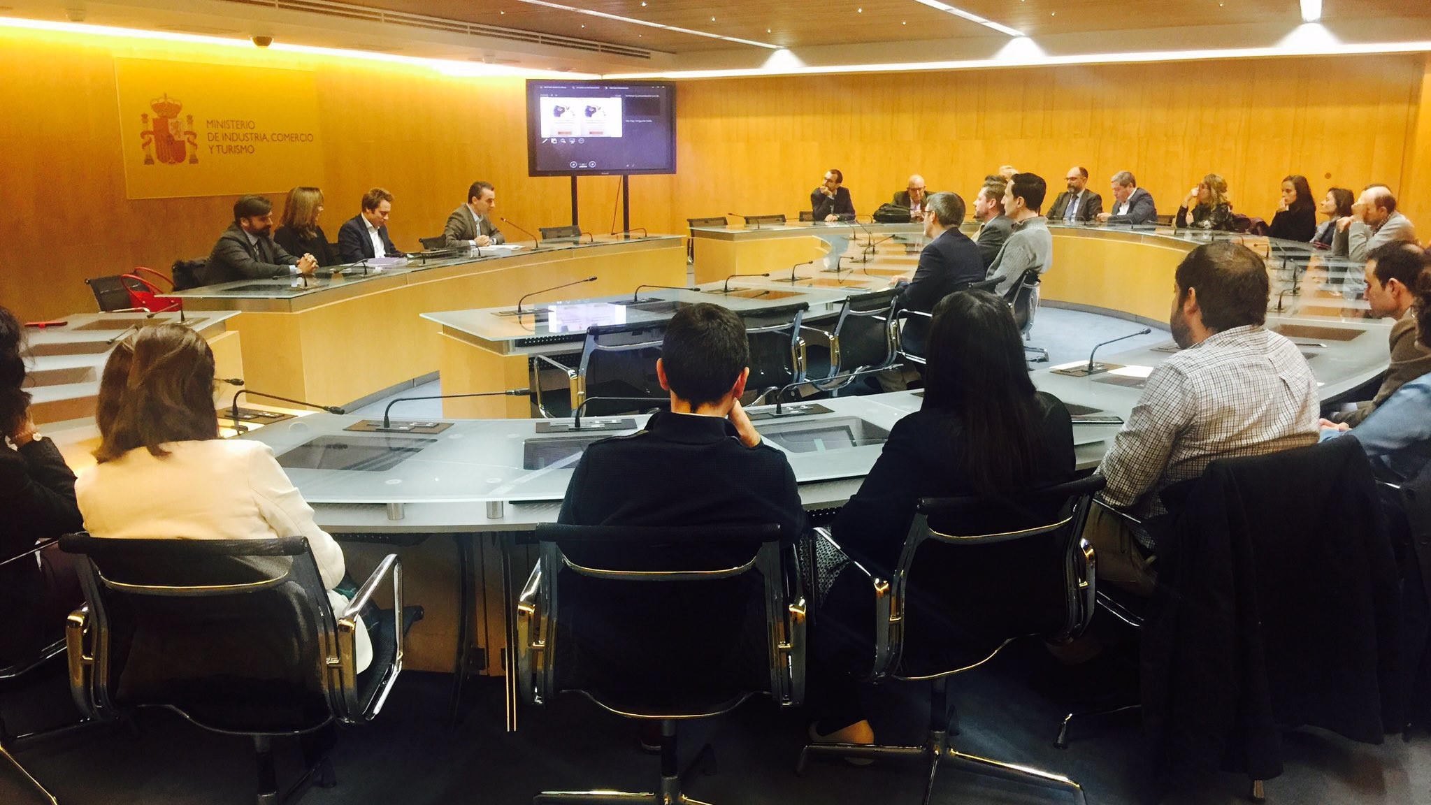 Se presenta el libro del Cuerpo de Ingenieros Industriales del Estado, en un acto con la participación de la Ministra de Industria, Comercio y Turismo, Doña María Reyes Maroto foto 2 (2)