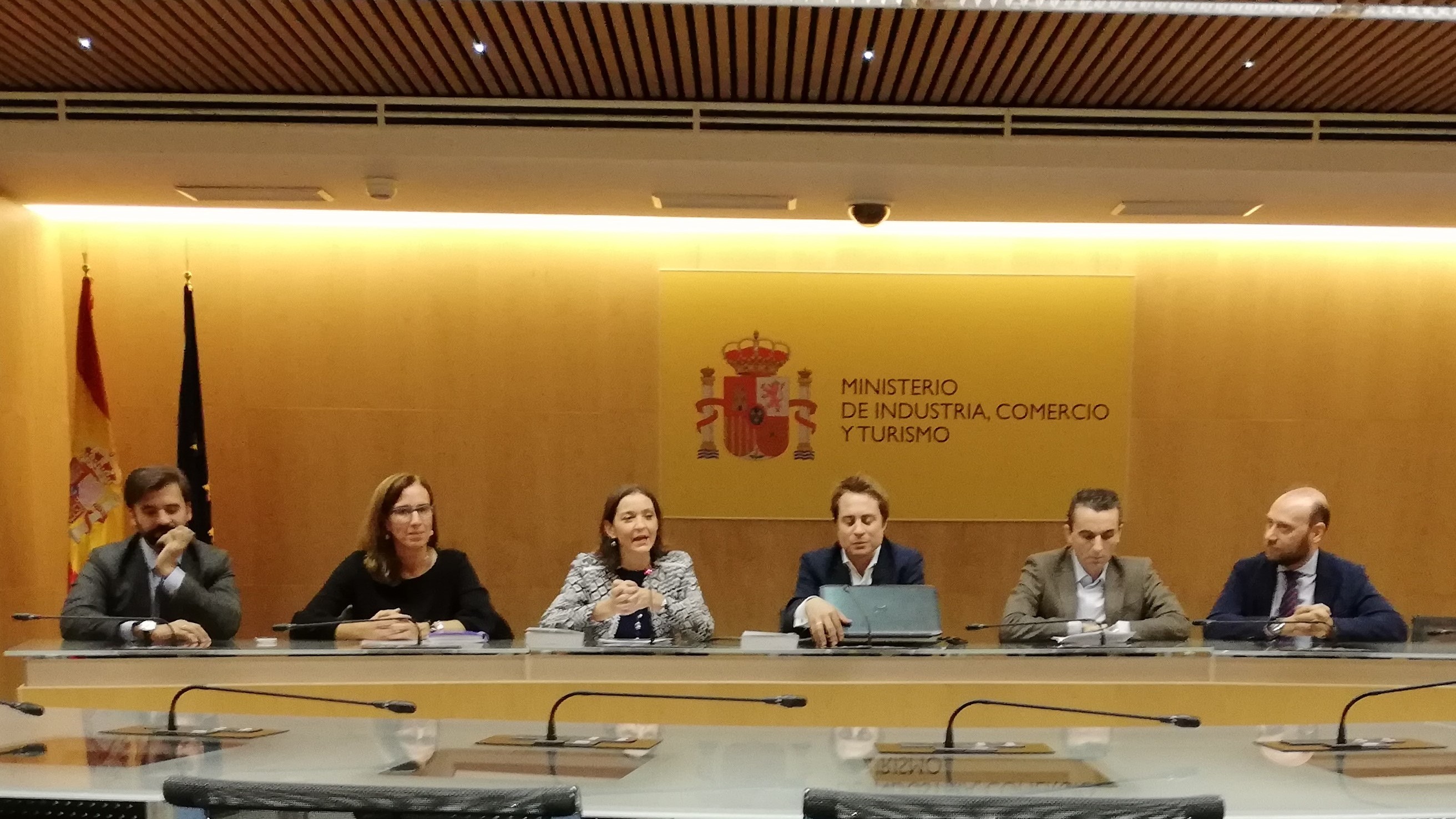Se presenta el libro del Cuerpo de Ingenieros Industriales del Estado, en un acto con la participación de la Ministra de Industria, Comercio y Turismo, Doña María Reyes Maroto dav